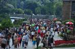 Movimento de turistas em Niagara Falls, na fronteira do Canadá e Estados Unidos